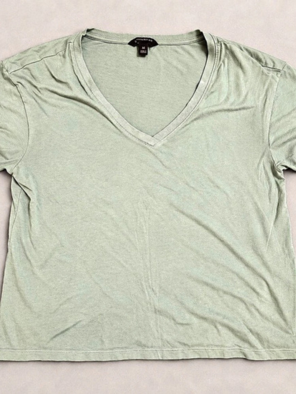 Banana Republic V-Neck Short Sleeve Tee in Sage Size Medium